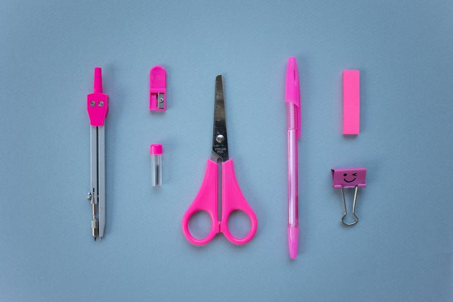 Material de papelería: tijeras, bolígrafo y compás