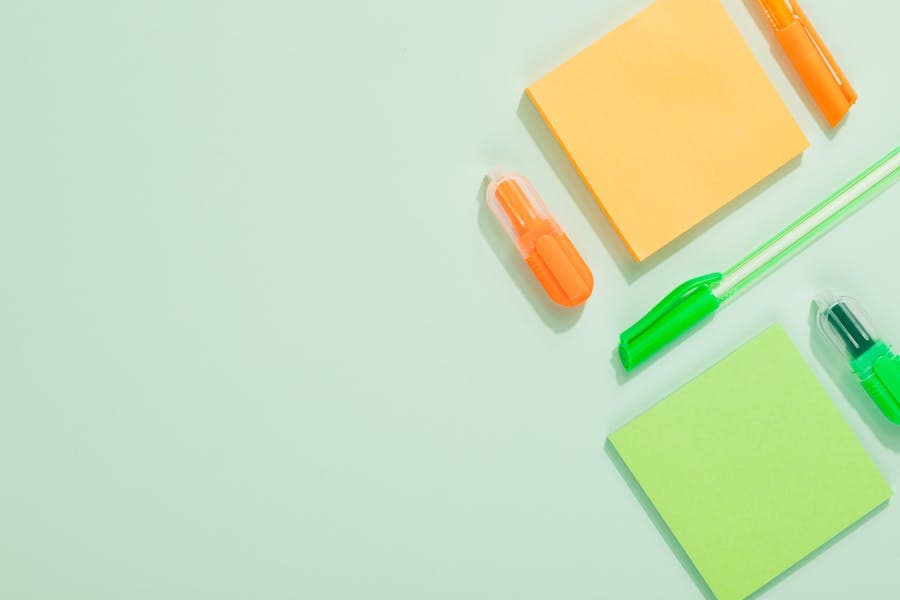 Notas adhesivas y marcadores de colores