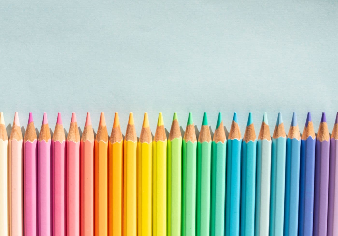 Lápices de colores en tonos pastel